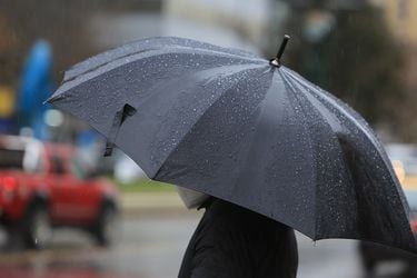 Declaran alerta temprana preventiva en 10 comunas de la Región Metropolitana por pronóstico de lluvias y fuertes vientos 