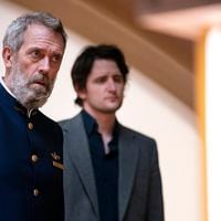 Hugh Laurie vuelve con su comedia de HBO: “No imagino cómo sería la vida sin chistes”