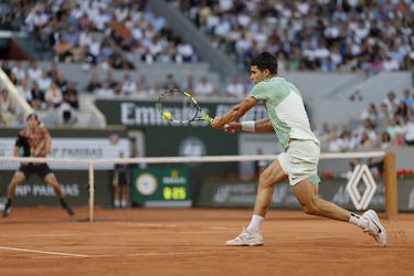 Lo espera Djokovic: Alcaraz borra a Tsitsipas en los cuartos de final de Roland Garros
