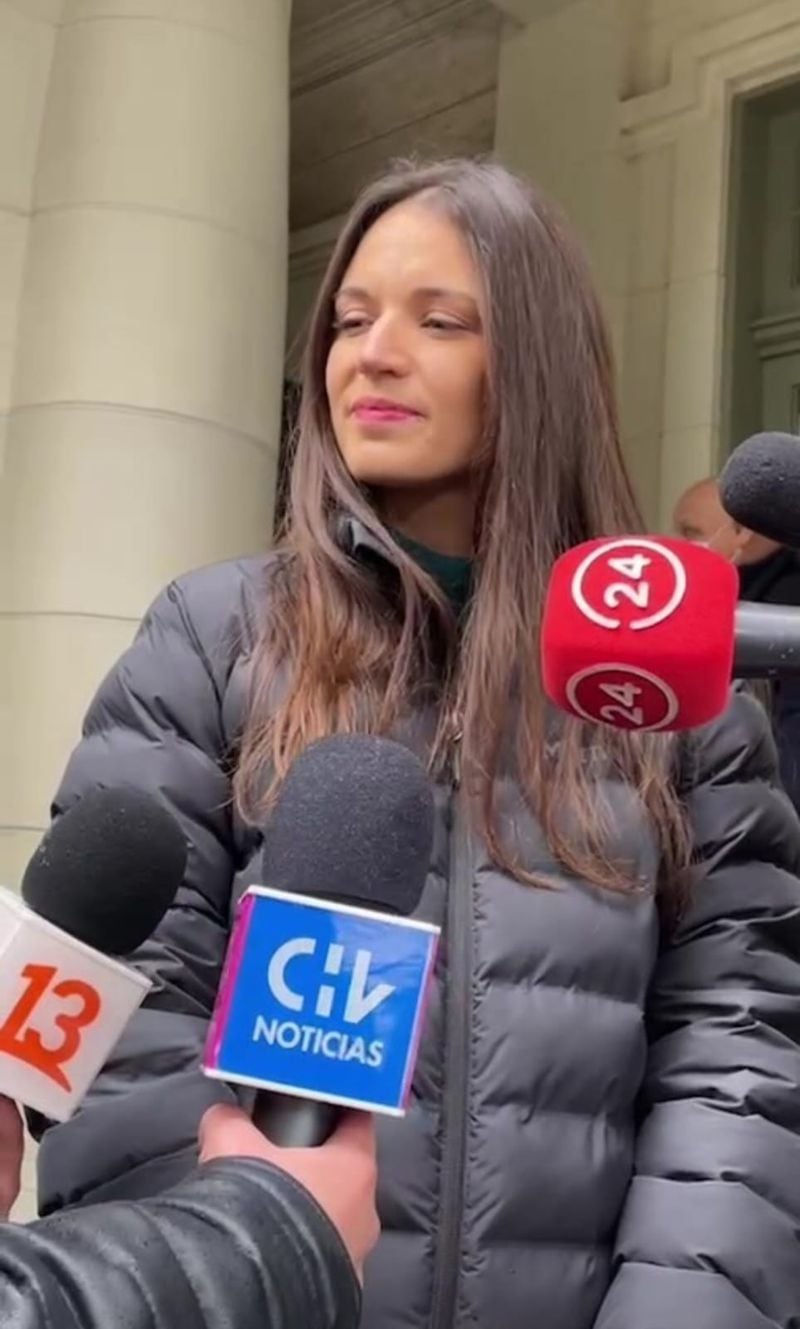 Irina Karamanos habla con la prensa en La Araucanía.