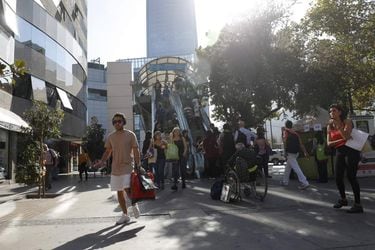 Municipalidad  de Providencia prohibe comercio ambulante a las afueras del mall Costanera Center