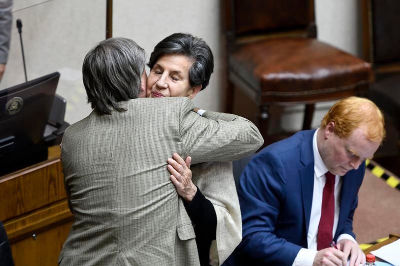 Isabel Allende se abraza con Luciano Cruz -Coke  en sesión especial del Senado en conmemoración de los 50 años del Golpe de Estado.