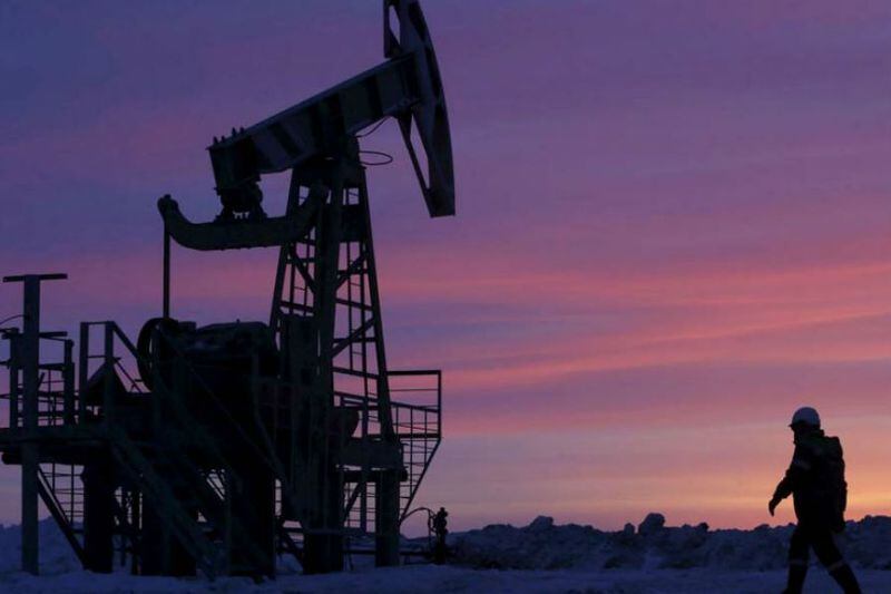 La AIE dice que la demanda mundial de petróleo va en caída libre por la pandemia. Advierte que hay 3.000 millones de personas encerradas