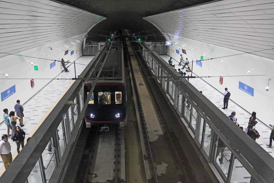 Usuarios del metro ocupan la nueva línea 3 en Universidad de Chile