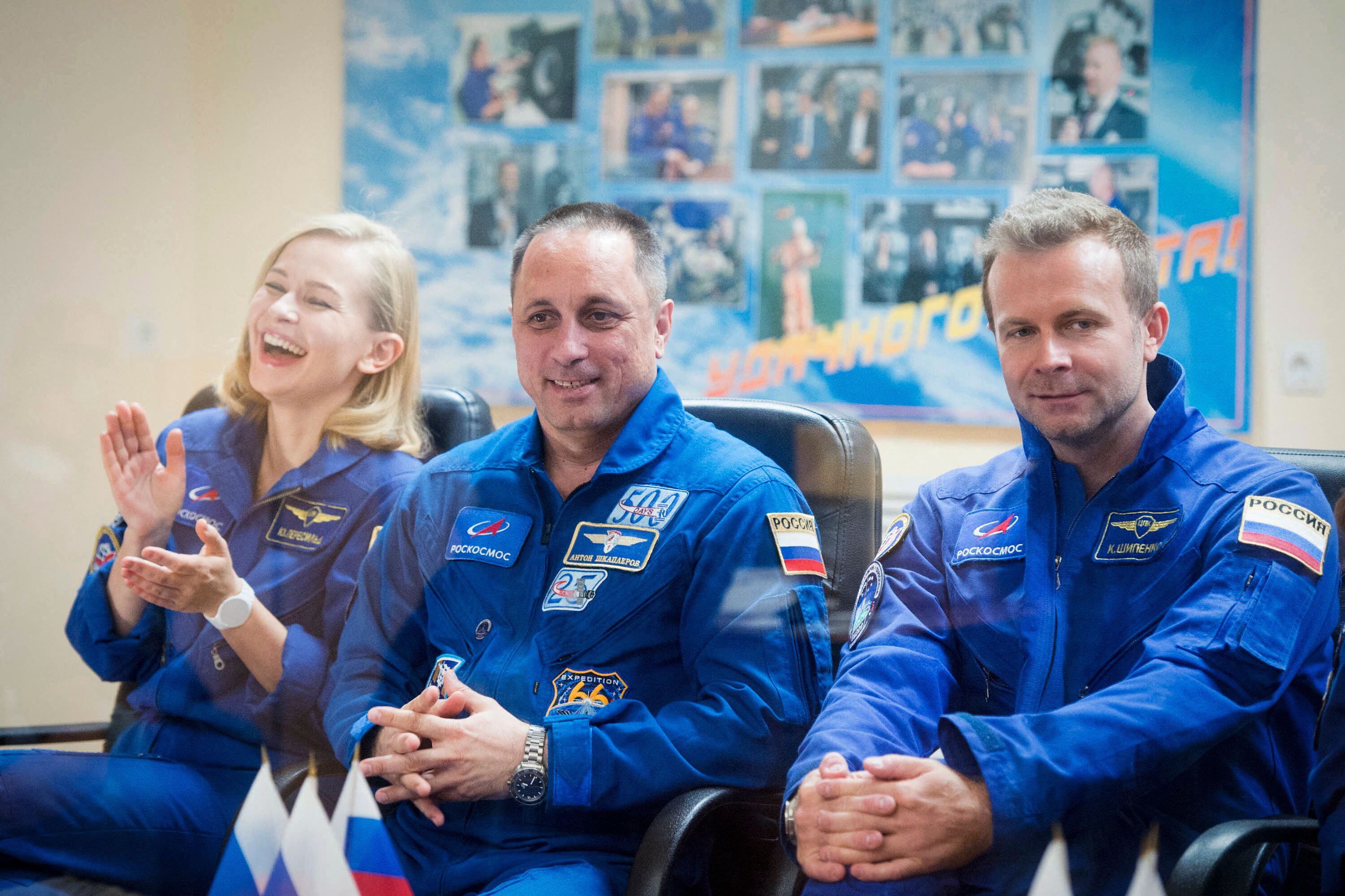 Miembros de la producción de El Reto antes de ir a la Estación Espacial Internacional. Foto: AFP.
