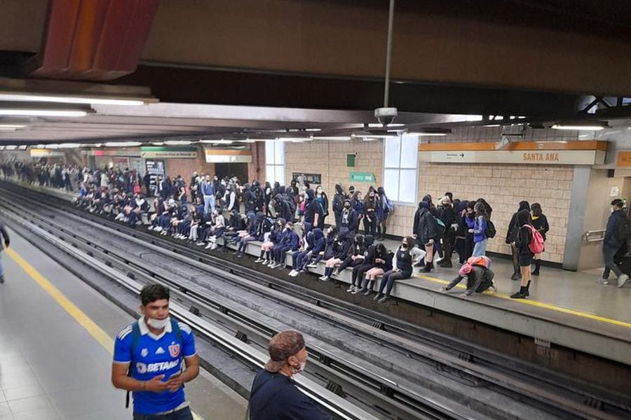 Manifestantes impidieron el avance de trenes en la estación Santa Ana de Metro.