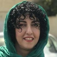 Condenada a 31 años de cárcel y castigada con latigazos en Irán: ¿Quién es Narges Mohammadi, la ganadora del Premio Nobel de la Paz 2023? 