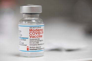 Chile ya cuenta con siete vacunas autorizadas contra el Covid-19: ISP validó uso de emergencia de la fórmula del laboratorio Moderna 