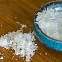 Un 98% de los adultos consumen más sal de lo que deberían: ¿cómo afecta al organismo?