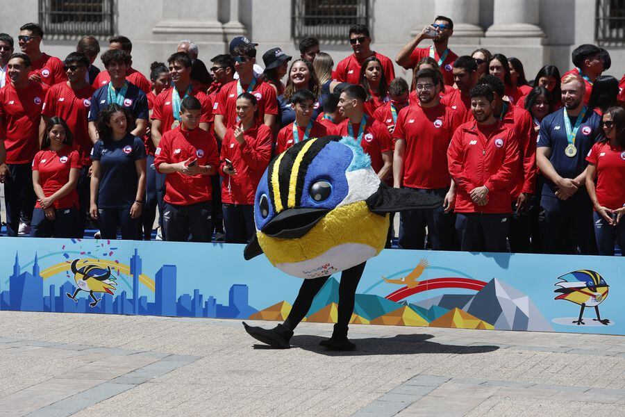 Fiu, la mascota de los Juegos Panamericanos, fue uno de los más aplaudidos en La Moneda.