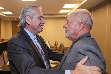 Lula inicia su primera gira internacional y defiende con Alberto Fernández el Mercosur y una moneda única 