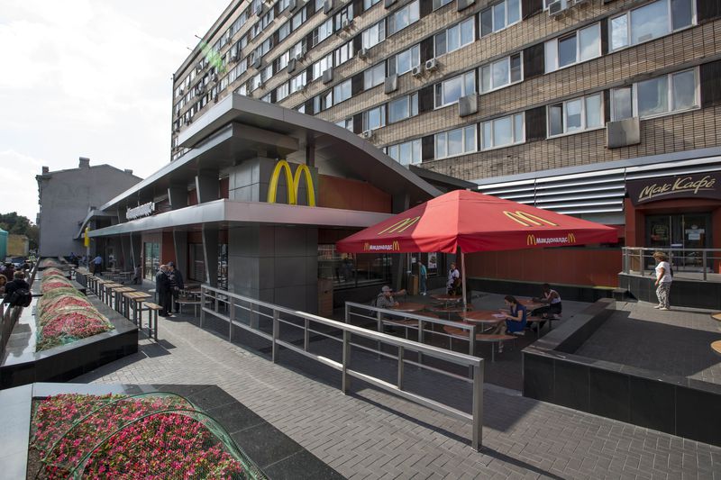 Licenciatario actual comprará negocios de McDonald’s en Rusia y operará la cadena bajo un nuevo nombre