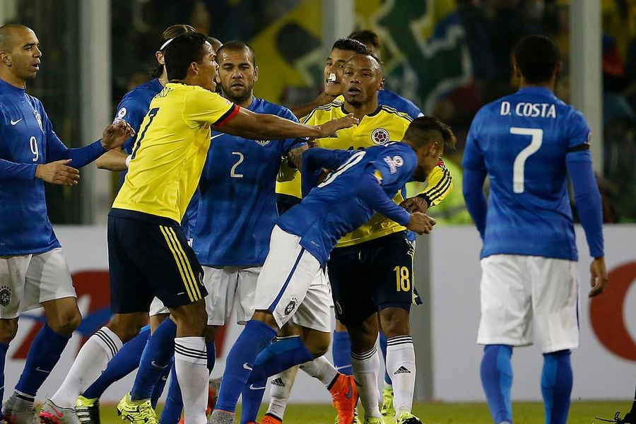 Neymar es empujado por el colombiano Carlos Bacca en el partido por la Copa América de 2015, en el Monumental