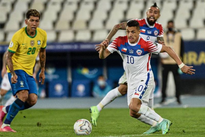 Alexis Sánchez debió salir en el entretiempo del partido entre Brasil y Chile por los cuartos de final de la Copa América por molestias físicas.