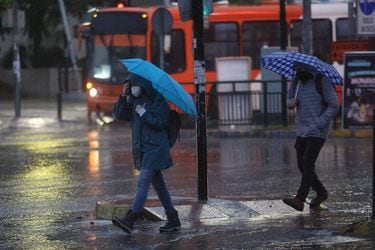 Los pronósticos meteorológicos anticipan días muy helados en Santiago, pero ¿volverá a llover?