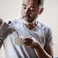 ¿Qué ocurre en tu organismo cuando eliminas o reduces el consumo de cafeína? Esto dice un experto