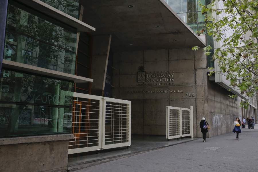 Fachada de la Facultad de Economía y Negocios de la Universidad de Chile