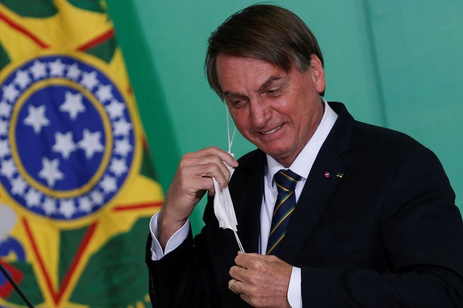 Bolsonaro pide al Ministerio de Salud un estudio para que la mascarilla no sea obligatoria para los vacunados - La Tercera