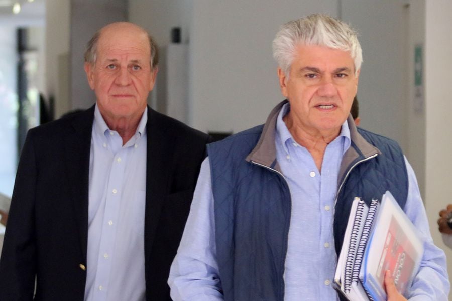 Fin del caso Penta hará desfilar nuevamente por tribunales a reconocidos rostros de la política. En la imagen Carlos Eugenio Lavin y Carlos Alberto Delano se retiran de  la primera  clase de Etica en  la Universidad Adolfo Ibáñez.