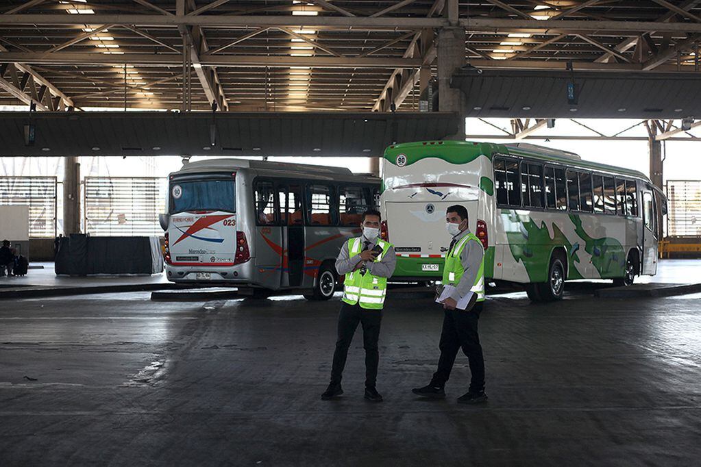 01 de ABRIL 2020/ SANTIAGOPersonal del terminal de buses utilizan mascarillas, durante la supervición sanitaria en el terminal San Borja, ubicado en la comuna de Estación Central, Santiago.FOTO: AILEN DÍAZ/AGENCIAUNO