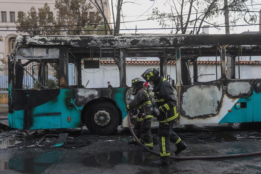 Bus de Transantiago quemado en el INBA. Foto: Sebastián Beltrán Gaete / Agencia Uno.