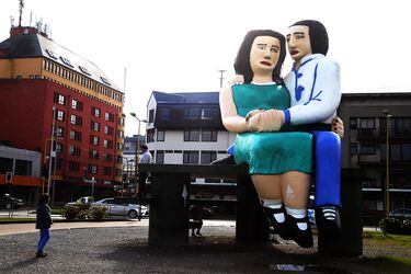 "Sentados frente al mar": 10 historias de las estatuas más polémicas de Chile