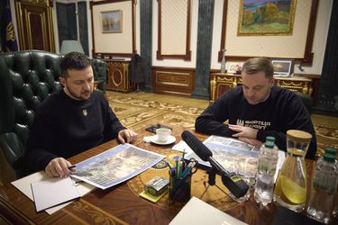 El Presidente de Ucrania, Volodymyr Zelensky, a la izquierda, habla con el ministro del Interior, Denys Monastyrskyi, durante una reunión en Kiev, el 17 de enero de 2023. Foto: AP