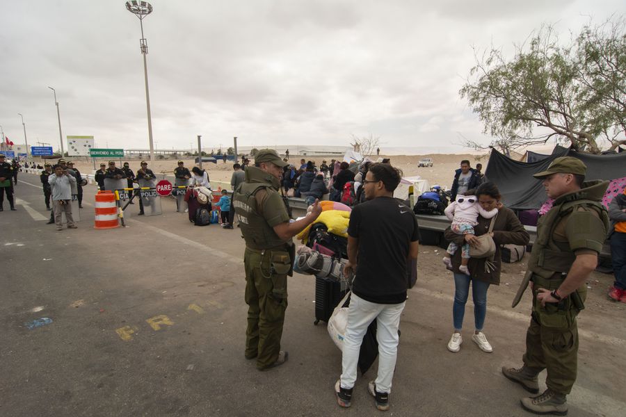 Inmigrantes indocumentados varados en la Línea de la Concordia.