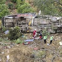 Bus se vuelva y cae a un abismo en Perú: hay al menos 23 muertos