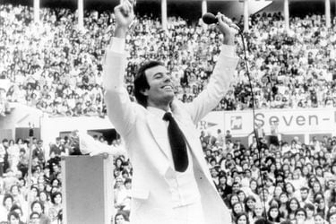 Cuando Julio Iglesias orquestó el primer megaevento chileno en el Estadio Nacional