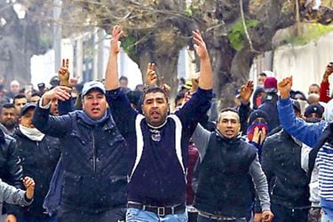 tunisian-protesters-gesture-towards-securit-40455311