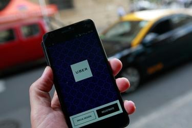 Uber acusa a la Dirección del Trabajo de usar artículo de “teoría marxista” de sociólogo italiano en polémico dictamen contra aplicaciones móviles