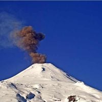 Sernageomin capta fumarola en el volcán Villarrica y Senapred mantiene alerta amarilla en comunas cercanas