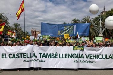 Miles de personas se manifiestan en Barcelona a favor de enseñanza del castellano en las escuelas