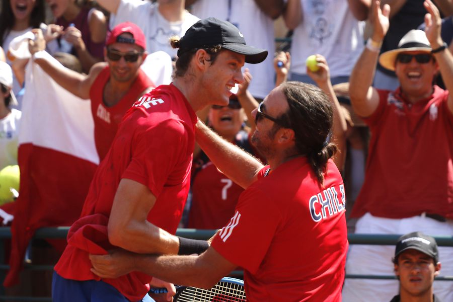 Nicolás Jarry celebra junto a Nicolás Massú en un partido de Copa Davis.