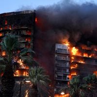Incendio de edificio en Valencia deja 13 heridos y consume todos los pisos