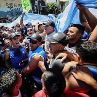 Poderoso sindicato argentino inicia paro en el mayor desafío hasta el momento para Milei
