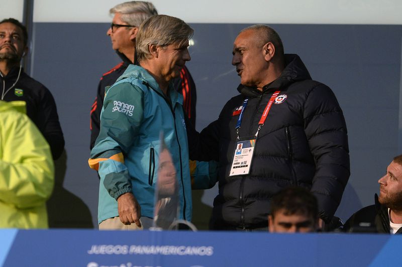 Pablo Milad conversa con Harold Mayne-Nicholls en la  final de futbol masculino entre Chile esa Brasil por los juegos Panamericanos Santiago 2023.