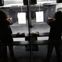 “Apuesto por mujeres independientes y capaces de defenderse”: diputado Araya (republicano) promociona curso gratis de tiro en la antesala del 8-M
