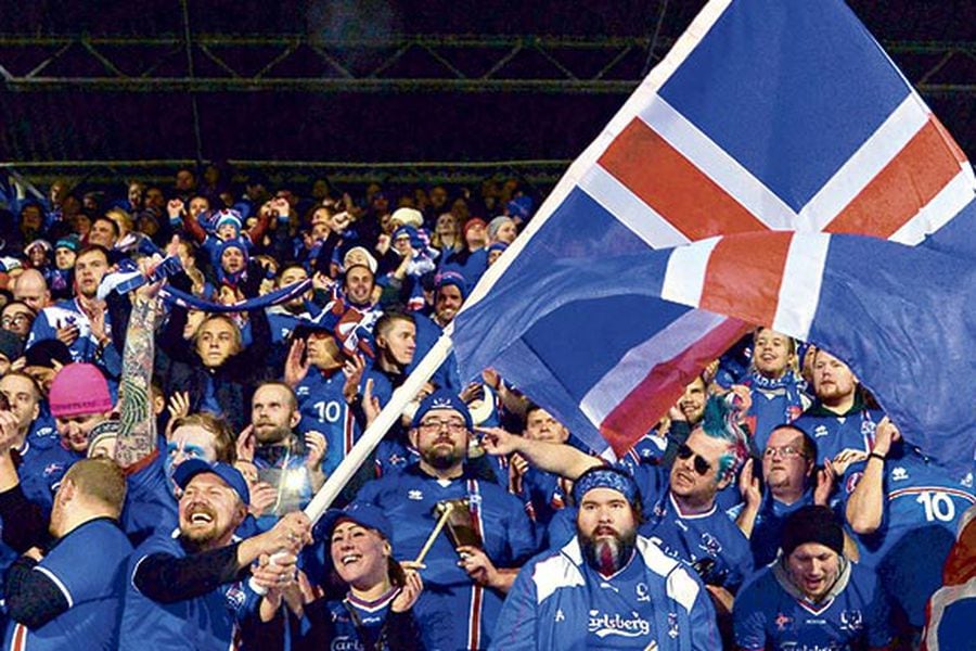 Hinchas de Islandia celebran la calificación al Mundial en Reikiavik, Islandia, el lunes. Foto: AFP