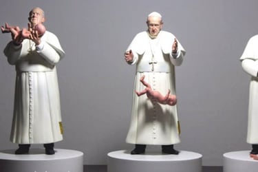 Artista chileno genera polémica con escultura del Papa Francisco destrozando un bebé