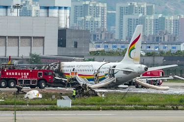 Un avión en China se incendia y deja más de 40 personas heridas