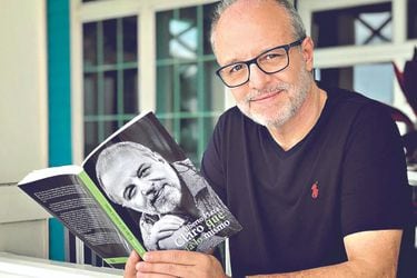 Alberto Plaza ofrece su libro a alcalde de Recoleta para sumarlo a la "librería popular"