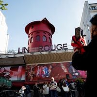 Se derrumban las aspas del emblemático cabaret parisino Moulin Rouge