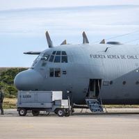 En Desarrollo: Restos humanos hallados tras el accidente del Hércules C-130 son trasladados al Servicio Médico Legal de Punta Arenas