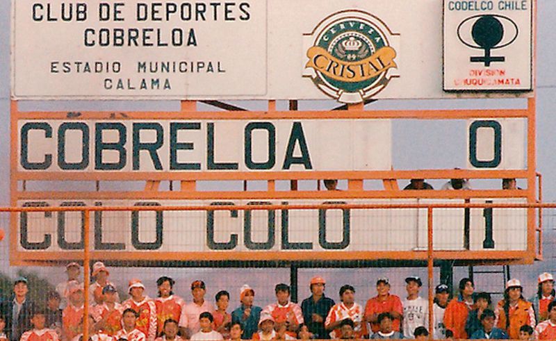 El viejo tablero marcador del estadio Municipal de Calama muestra un triunfo parcial de Colo Colo sobre Cobreloa.