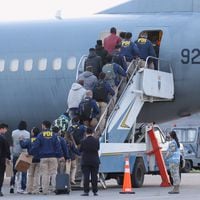 FACH realizó vuelo de 29 migrantes expulsados con destino a Colombia, Republica Dominicana y Ecuador