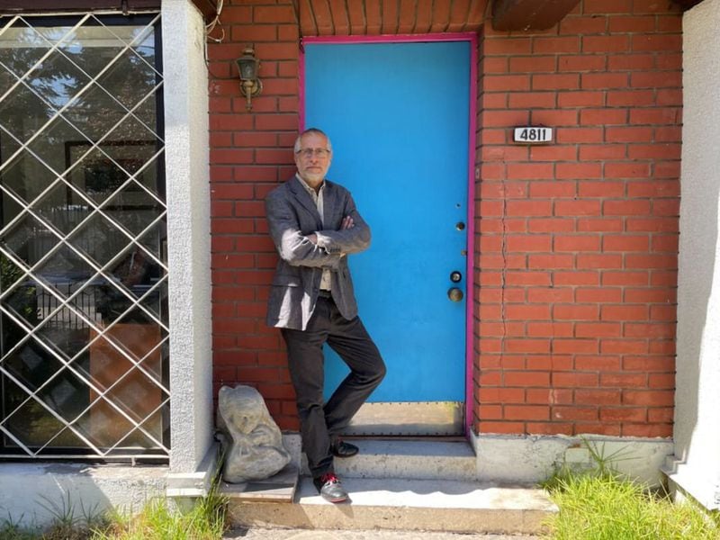 El sociólogo Pedro Güell en la puerta de la fundación Horizonte Ciudadano en Del Inca 4811, Las Condes.