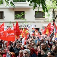 Dirigentes del PSOE se unen a los manifestantes para pedir a Pedro Sánchez que no dimita 