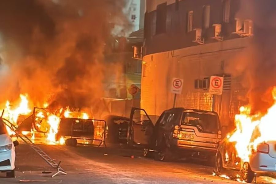 Autos incendiados después del descenso del Santos.